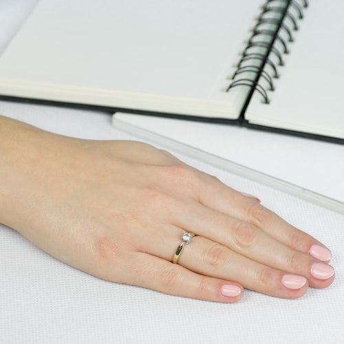 Pierścionek zaręczynowy SAVICKI: dwukolorowe złoto, biały szafir